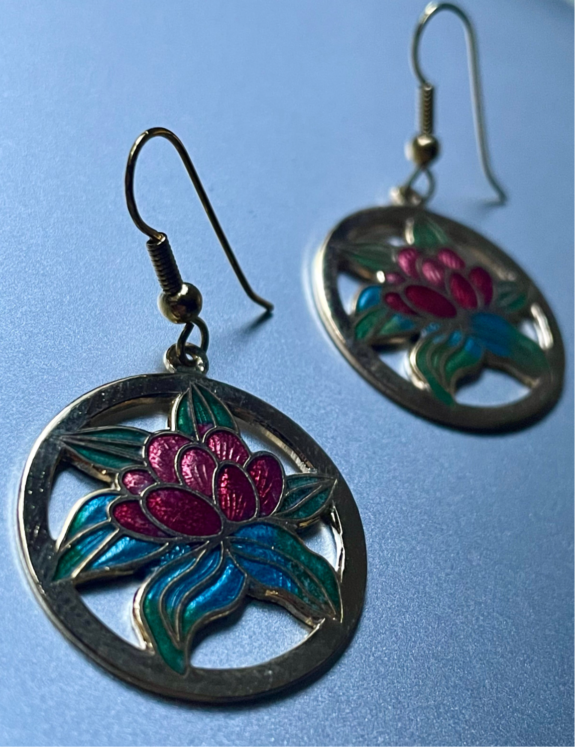 Cloisonné-Ohrringe mit roter Lotusblüte
