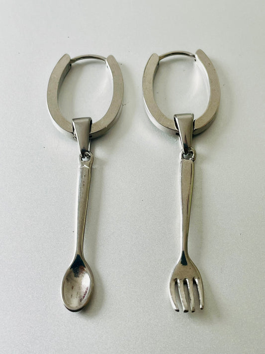 Luxe Cutlery Hoops – silberfarbene Edelstahl-Creolen mit Mini-Löffel und Mini-Gabel – Paar nebeneinander
