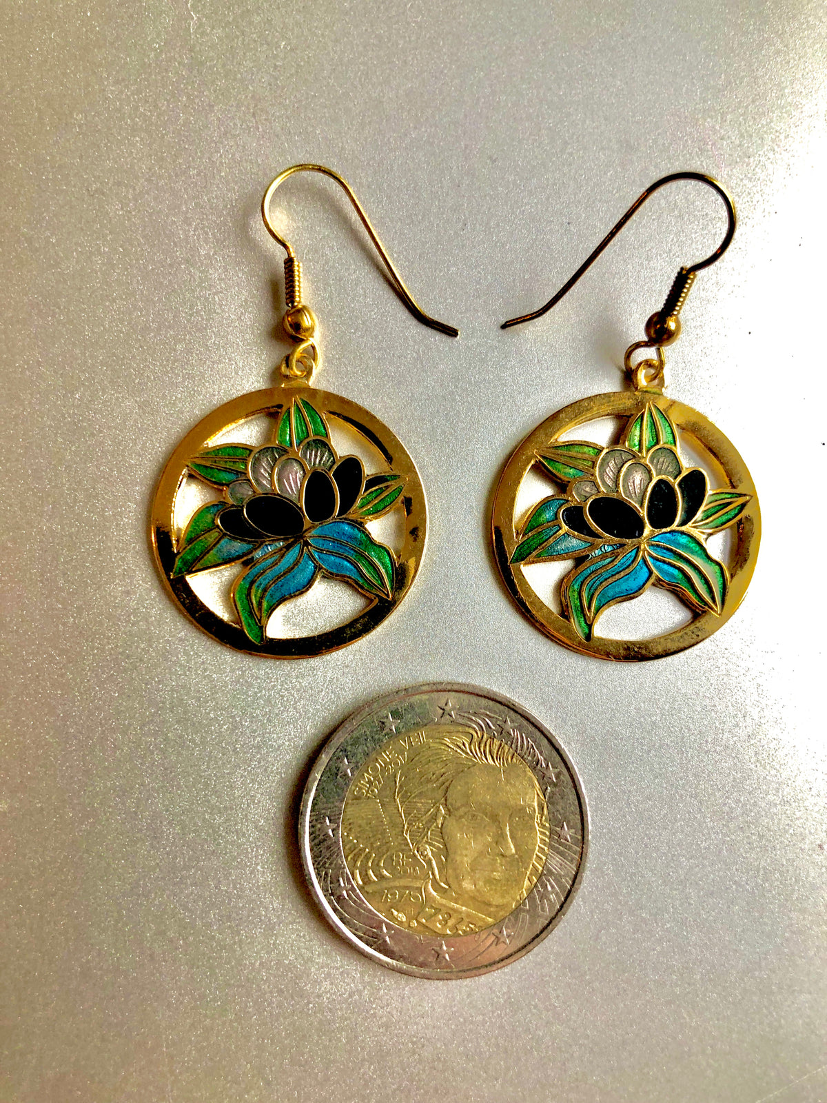 Cloisonné-Ohrringe mit Lotusblüte
