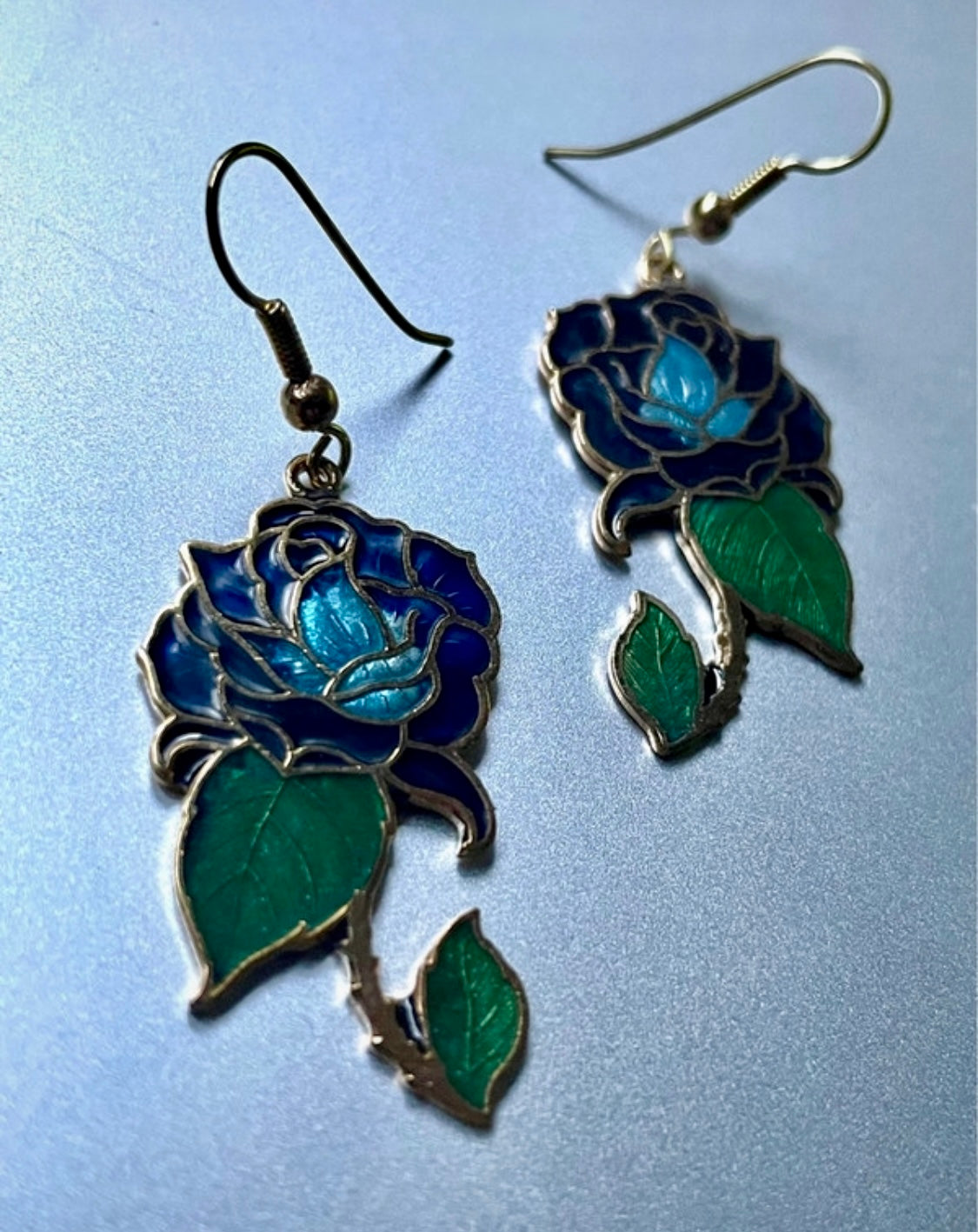 Cloisonné-Ohrringe mit blauer Rose
