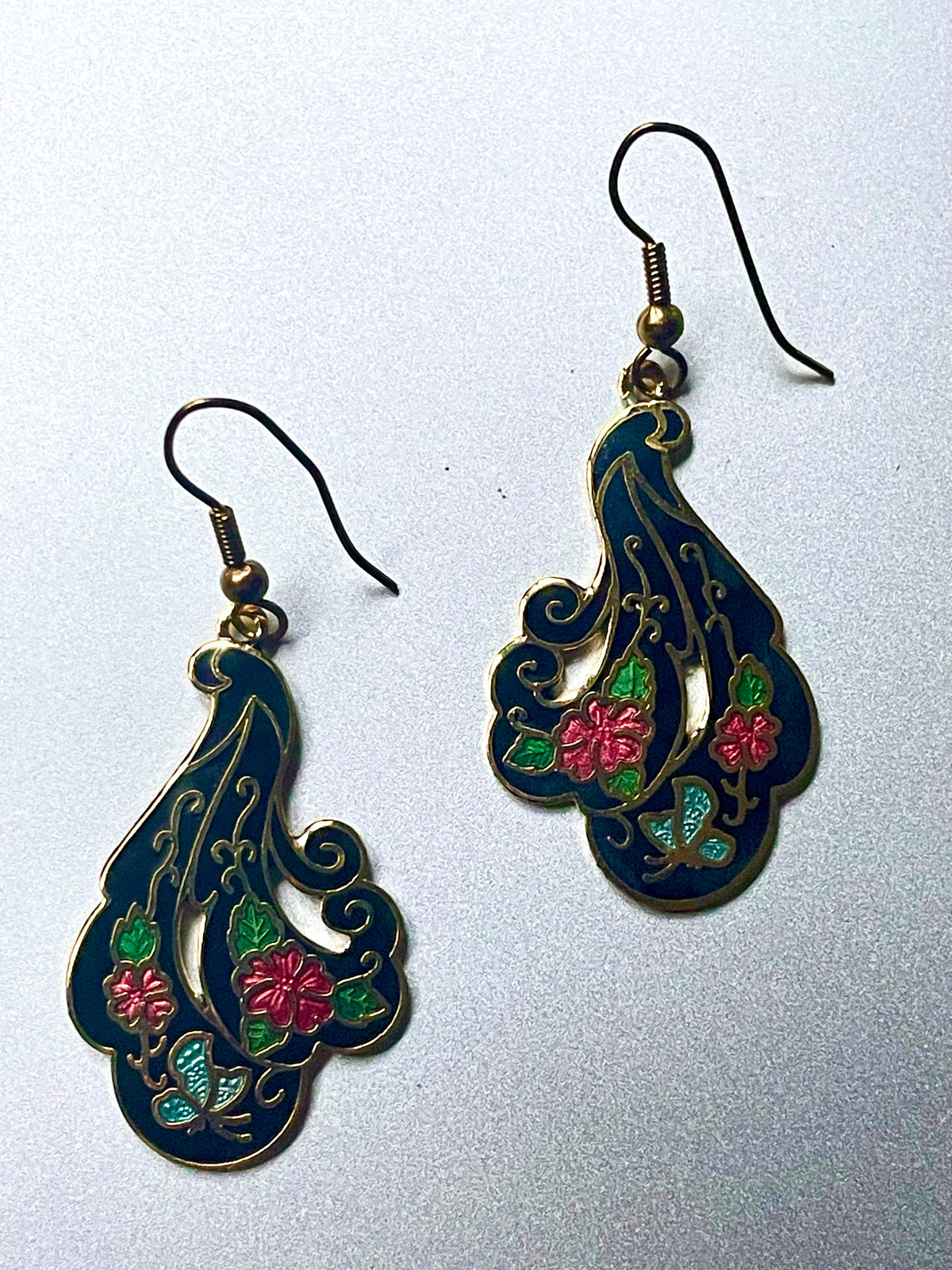 Cloisonné-Ohrringe mit Blüten und Schmetterling