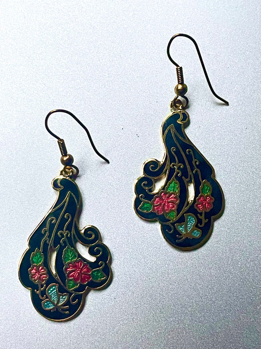 Cloisonné-Ohrringe mit Blüten und Schmetterling