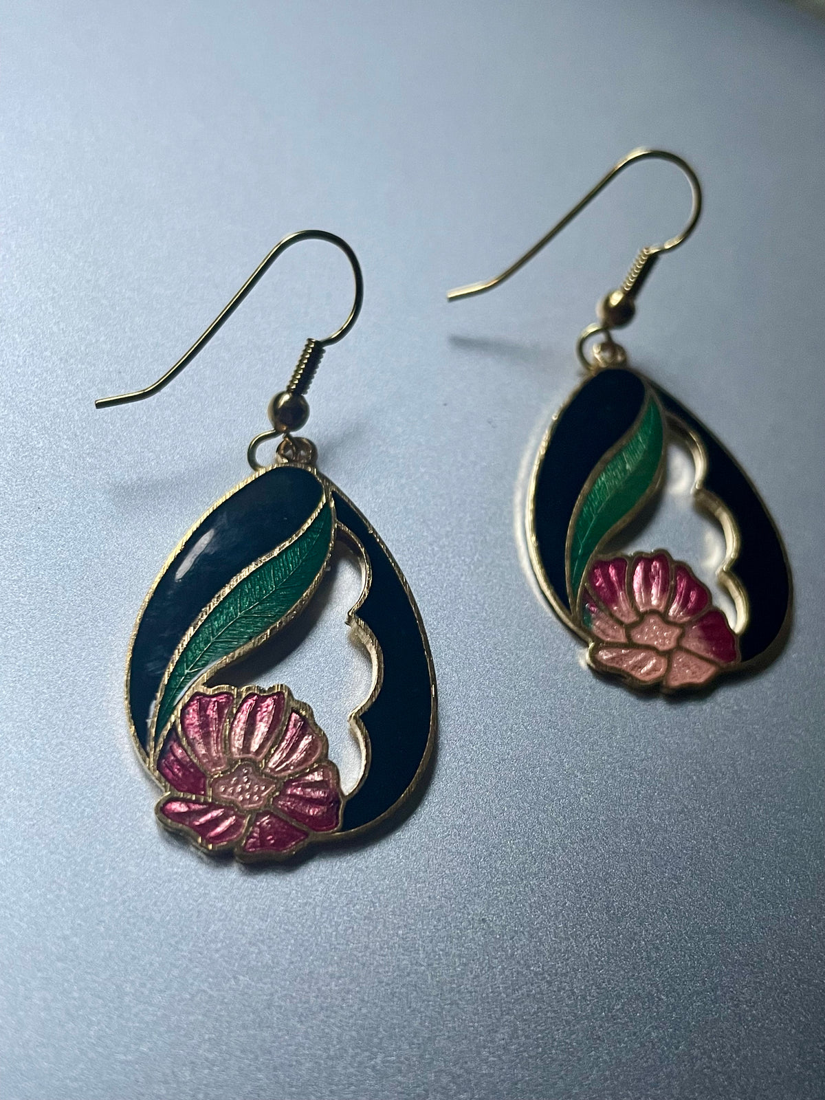 Blüte im Tropfen – florale Vintage-Cloisonné-Ohrringe