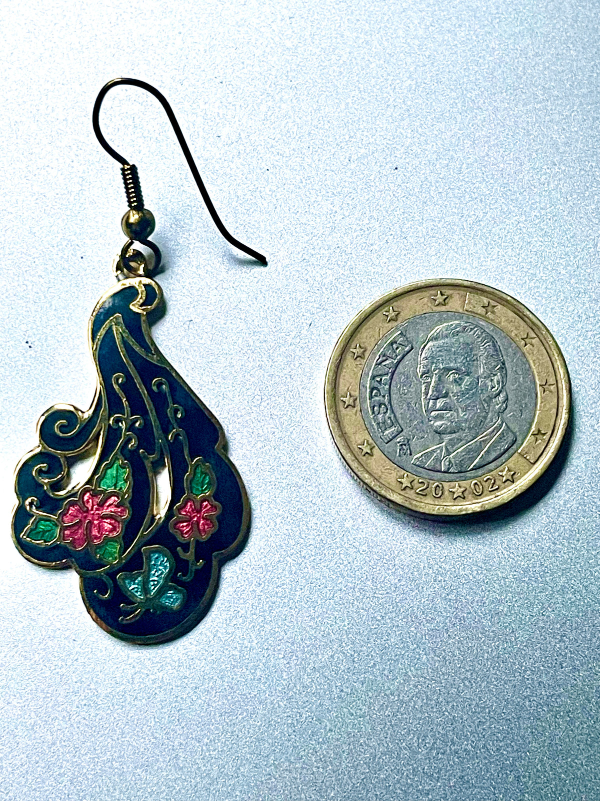 Cloisonné-Ohrringe mit Blüten und Schmetterling