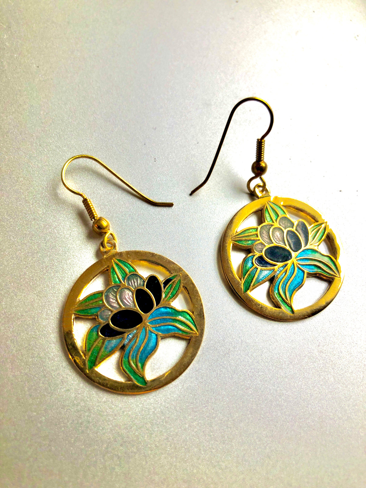 Cloisonné-Ohrringe mit Lotusblüte