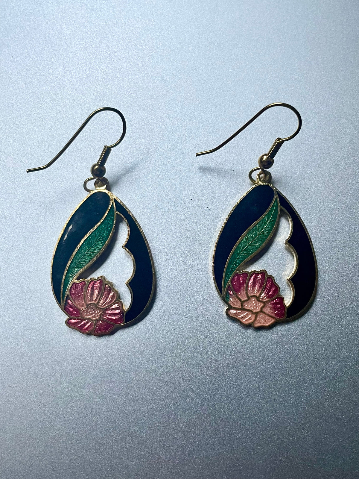 Blüte im Tropfen – florale Vintage-Cloisonné-Ohrringe