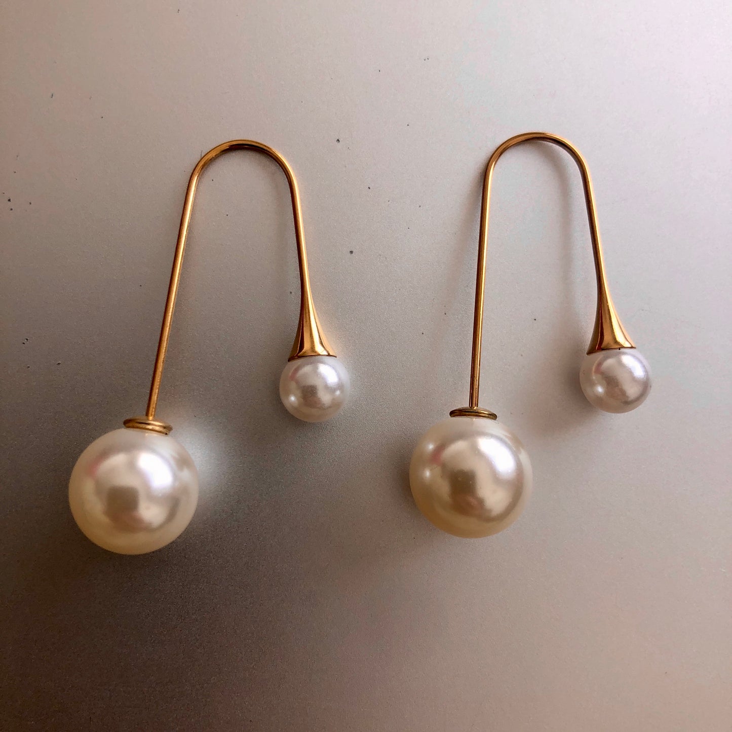 B - Pearl Curve Earrings