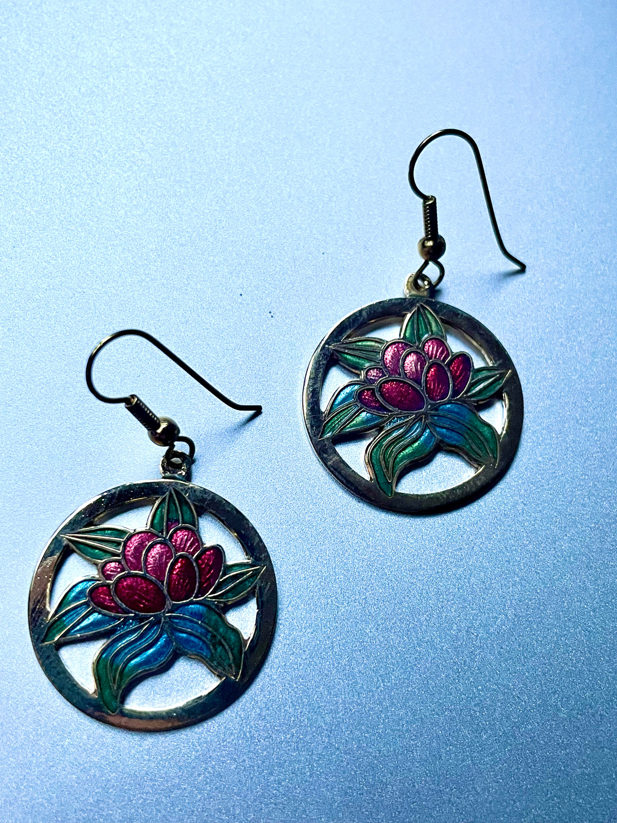 Cloisonné-Ohrringe mit roter Lotusblüte