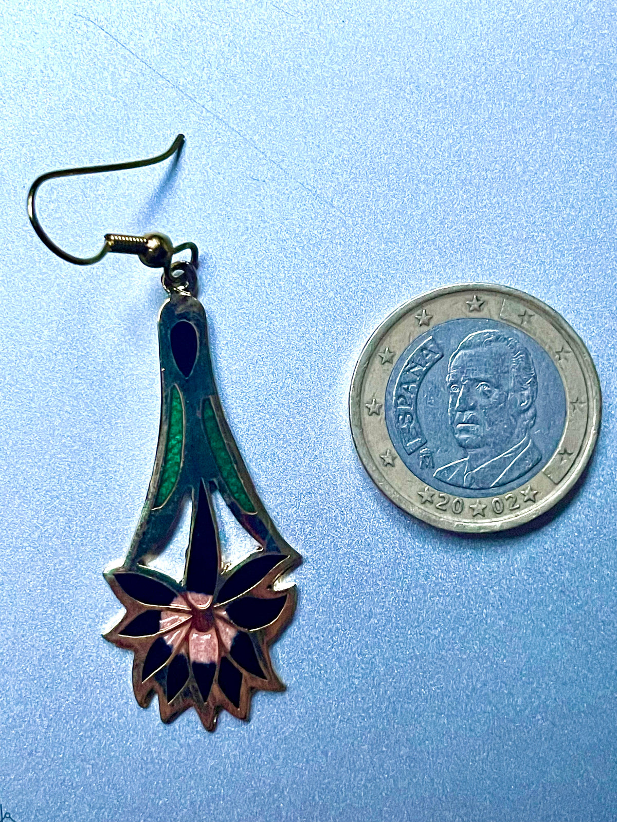 Cloisonné-Ohrringe mit schwarzer Blüte im Art-déco-Stil
