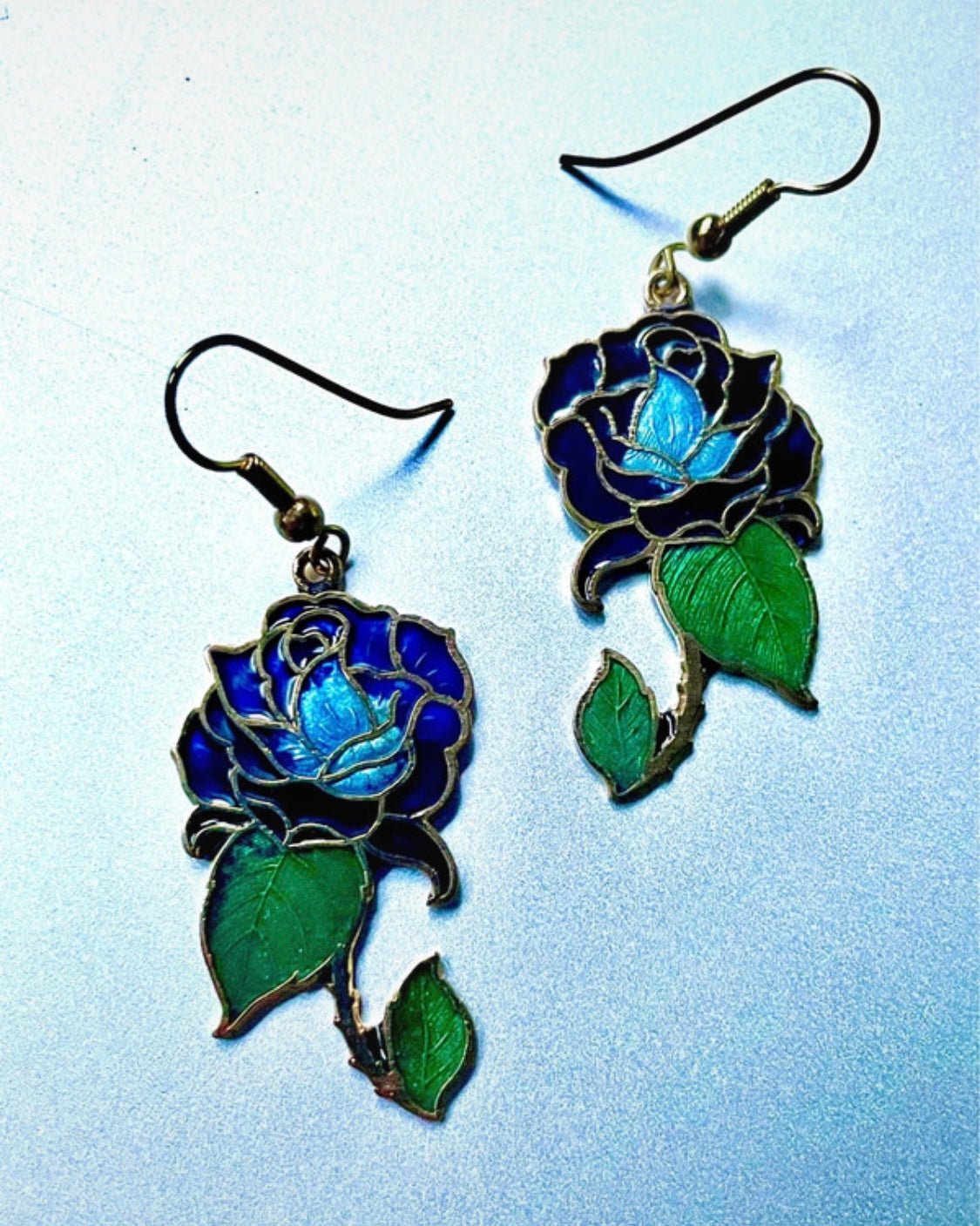 Cloisonné-Ohrringe mit blauer Rose