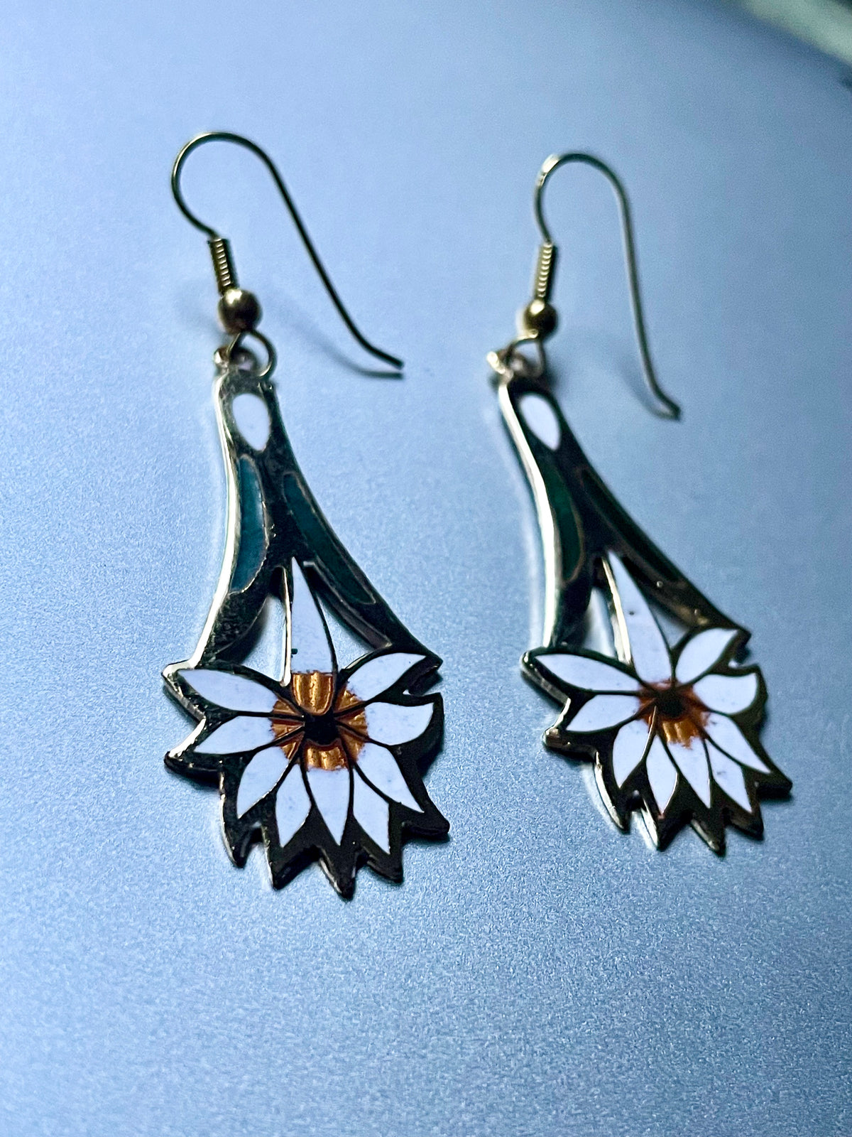 Cloisonné-Ohrringe mit weißer Blüte im Art-déco-Stil