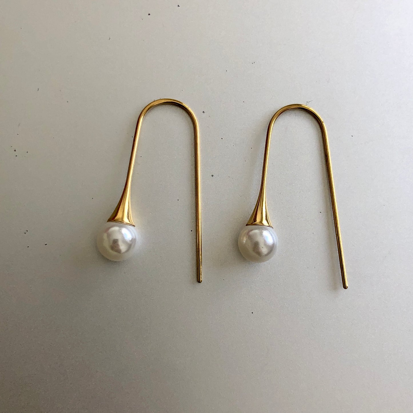 B - Pearl Curve Earrings