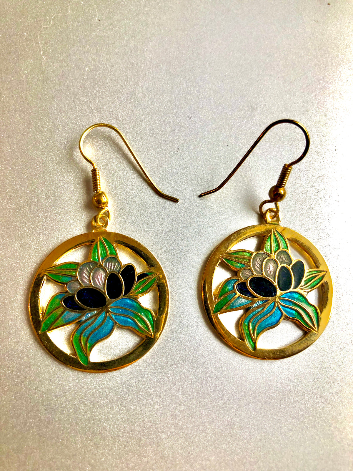 Cloisonné-Ohrringe mit Lotusblüte