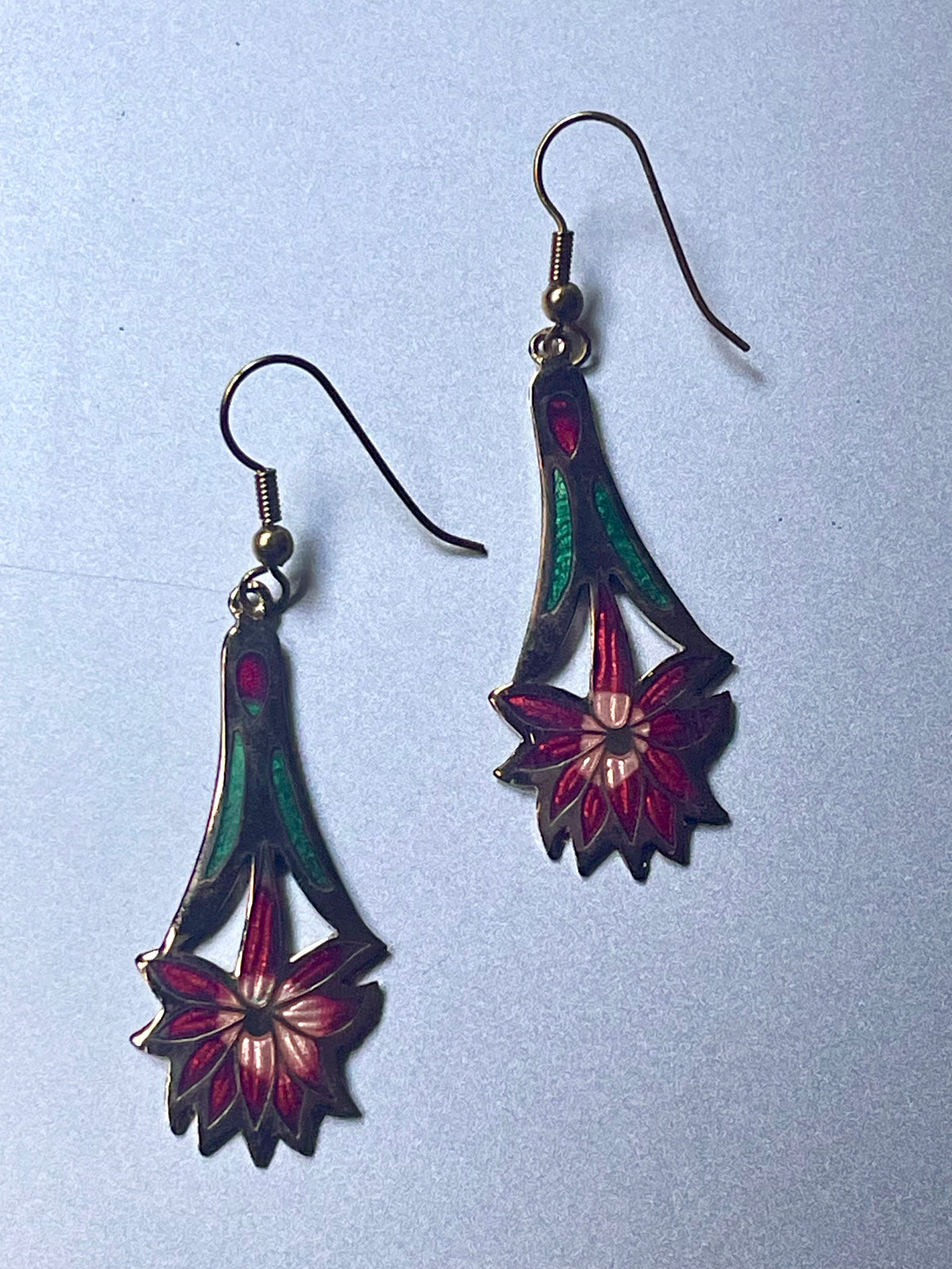 Cloisonné-Ohrringe mit roter Blüte im Art-déco-Stil