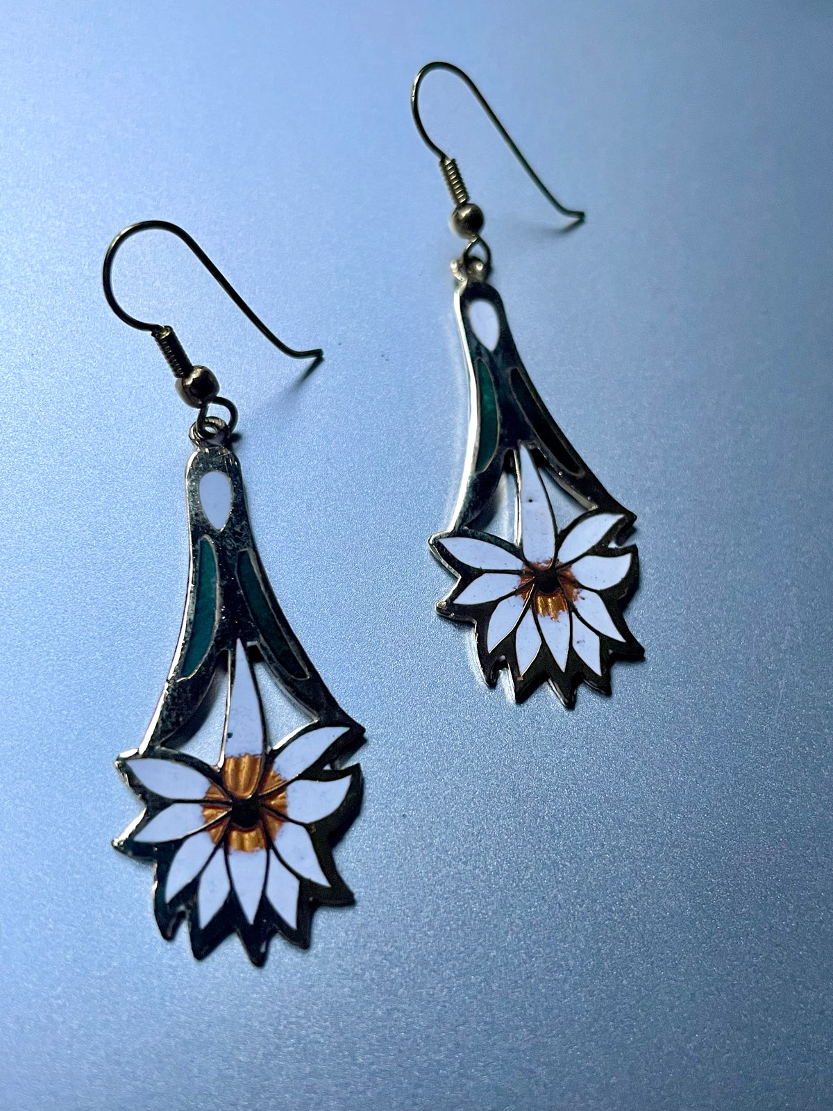 Cloisonné-Ohrringe mit weißer Blüte im Art-déco-Stil