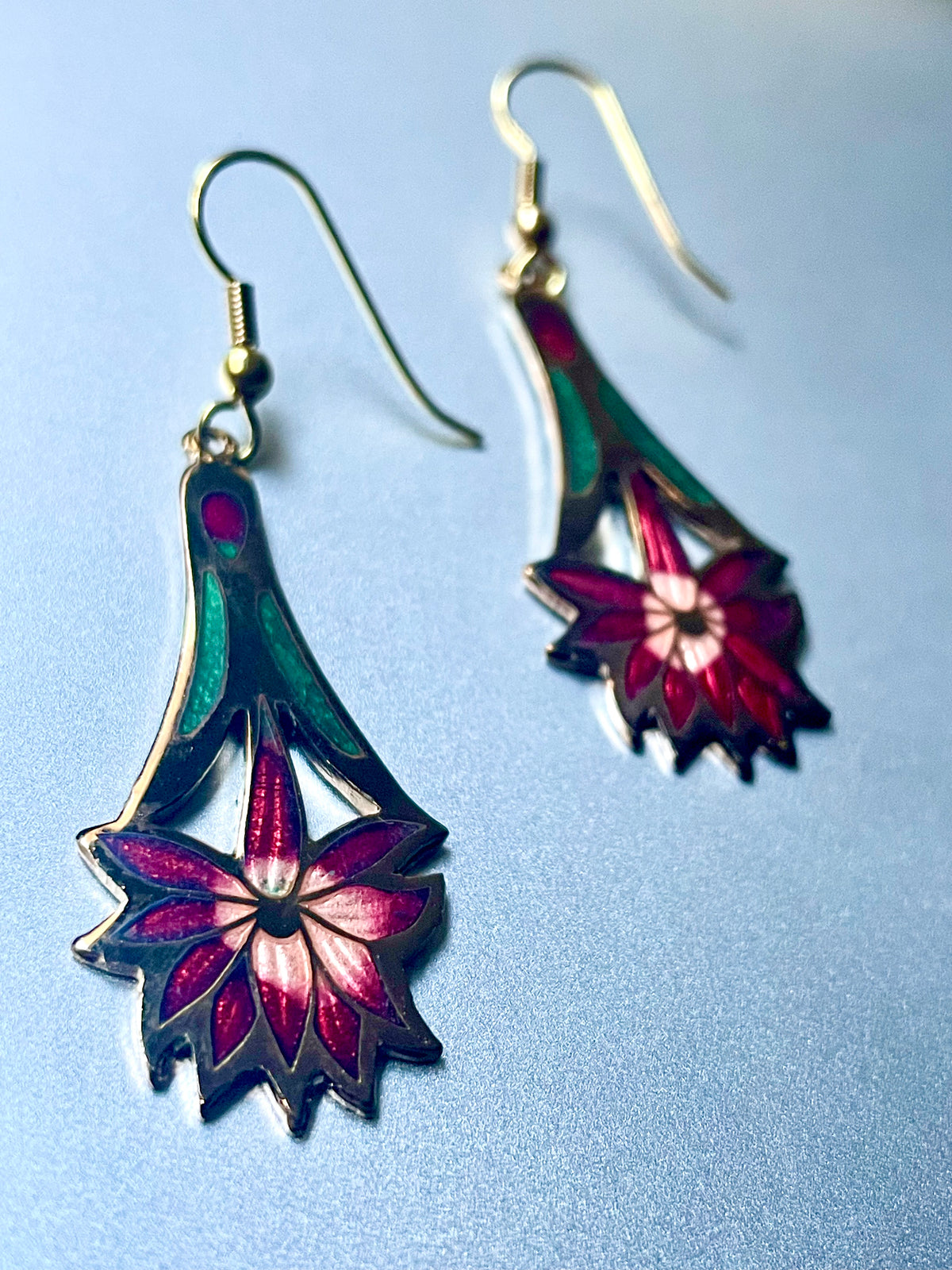 Cloisonné-Ohrringe mit roter Blüte im Art-déco-Stil