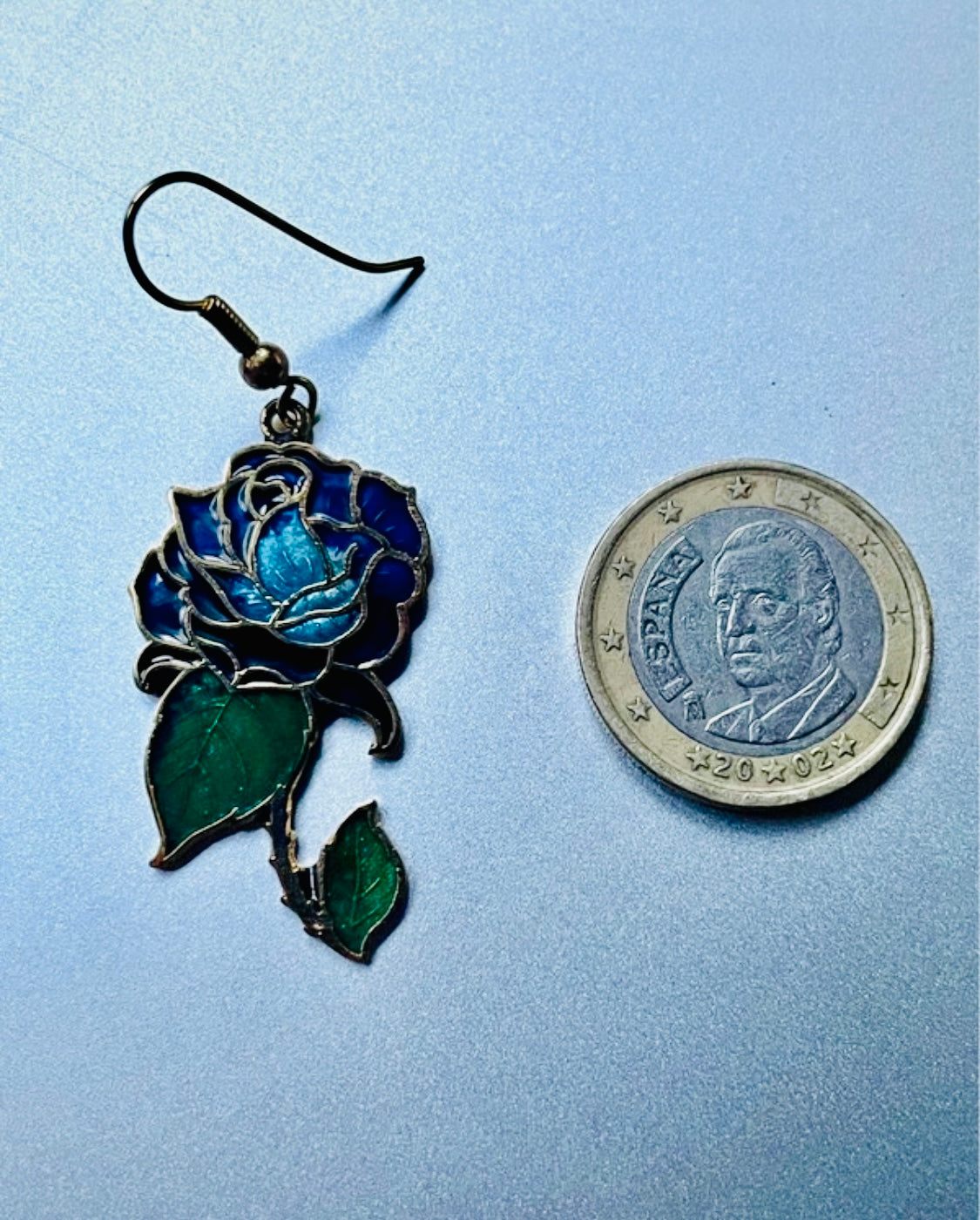 Cloisonné-Ohrringe mit blauer Rose