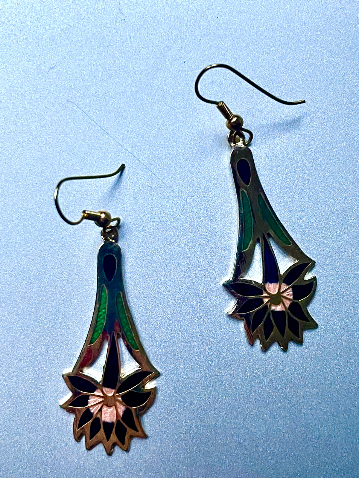 Cloisonné-Ohrringe mit schwarzer Blüte im Art-déco-Stil