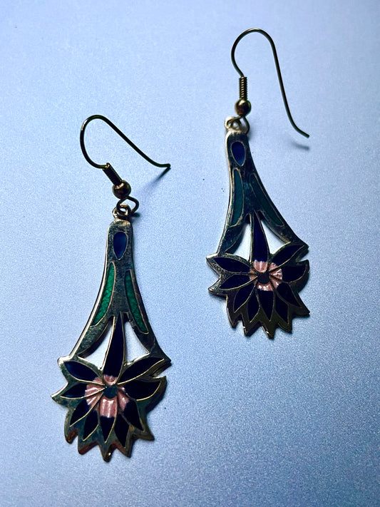 Cloisonné-Ohrringe mit schwarzer Blüte im Art-déco-Stil