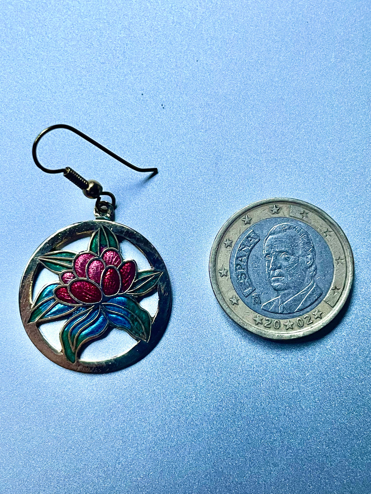Cloisonné-Ohrringe mit roter Lotusblüte