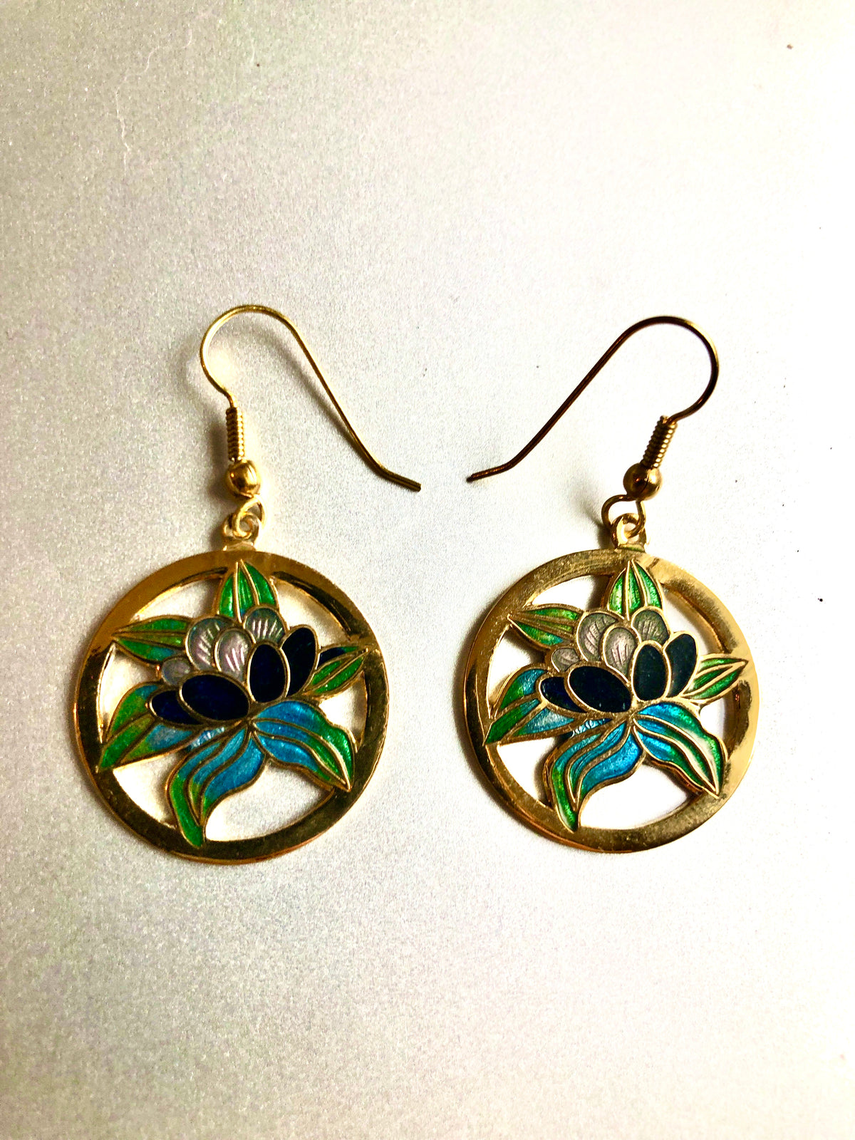 Cloisonné-Ohrringe mit Lotusblüte