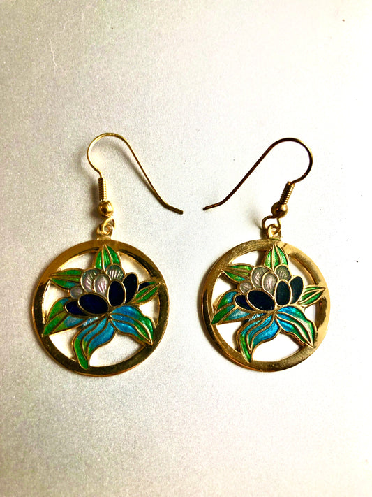 Cloisonné-Ohrringe mit Lotusblüte
