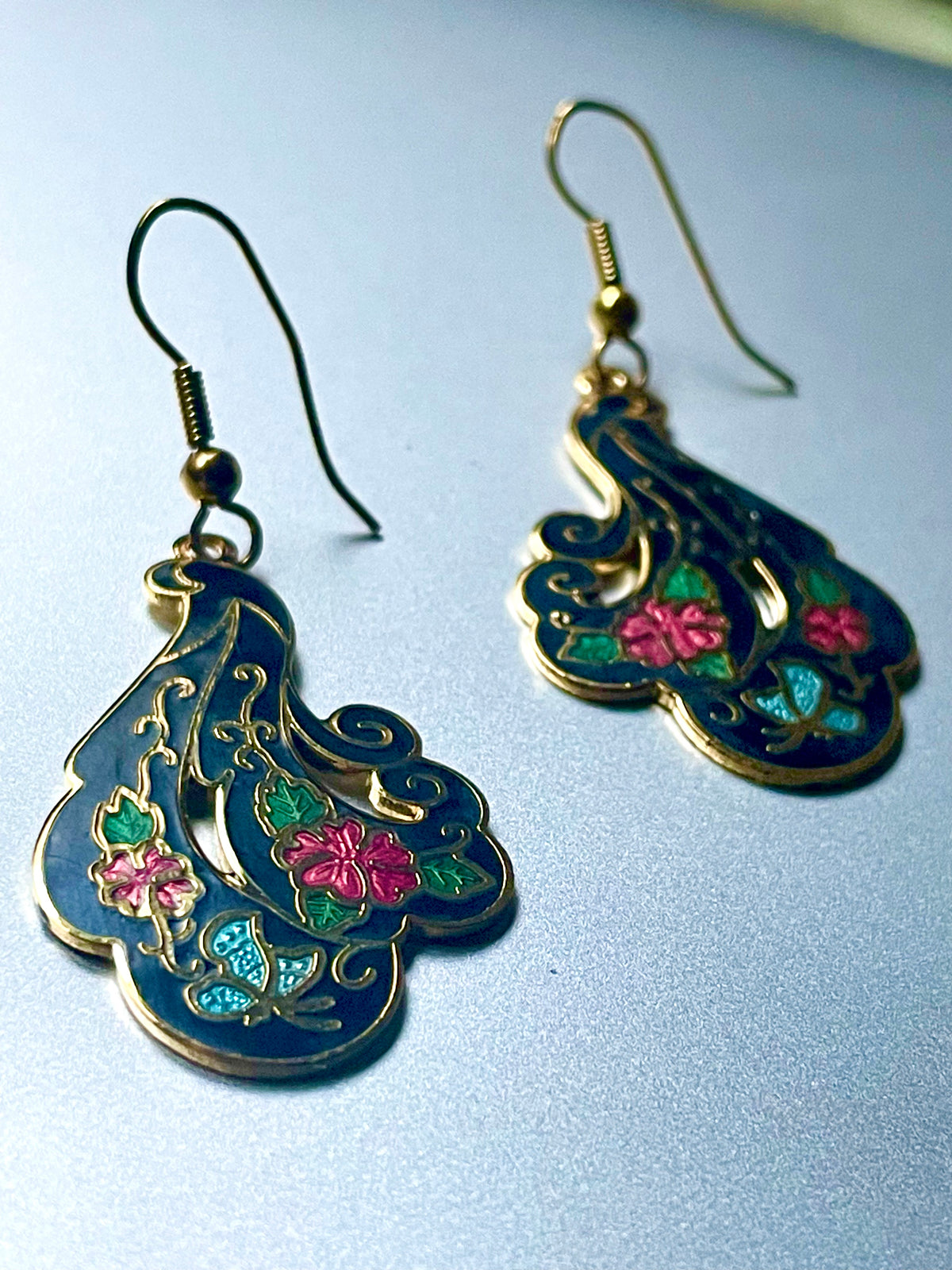 Cloisonné-Ohrringe mit Blüten und Schmetterling