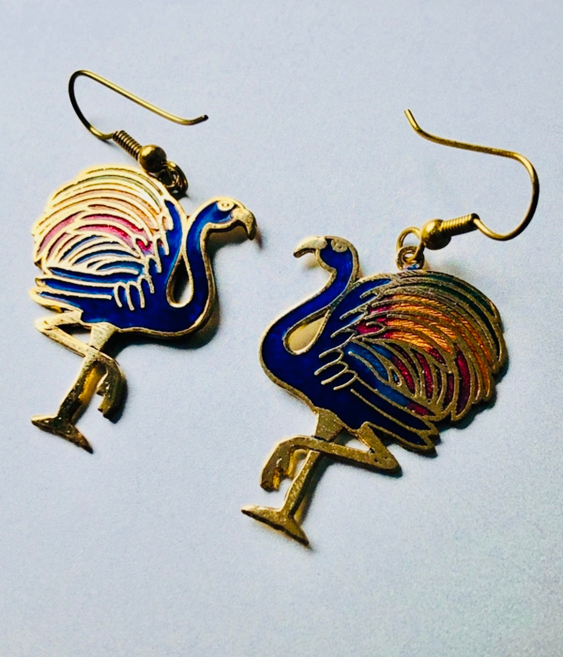 Flamingo Burlesque Blue – blaue Cloisonné-Ohrringe