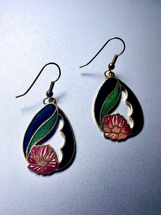 Blüte im Tropfen – florale Vintage-Cloisonné-Ohrringe