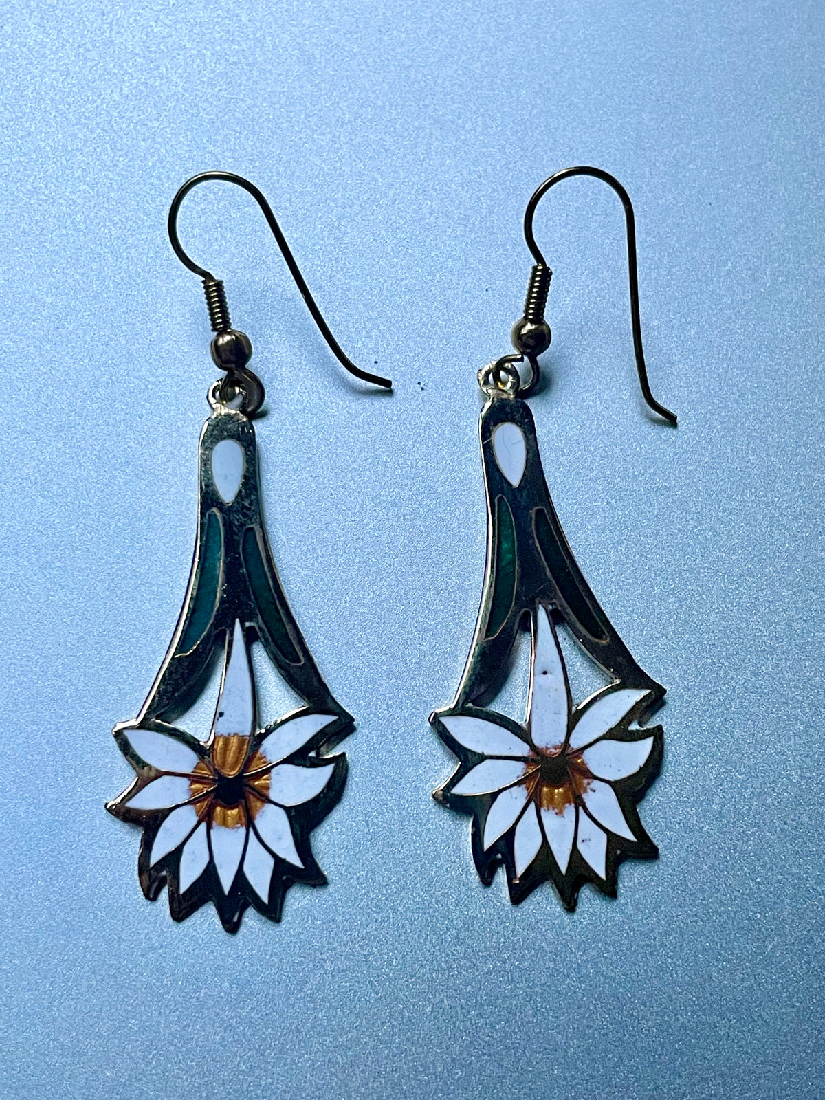 Cloisonné-Ohrringe mit weißer Blüte im Art-déco-Stil