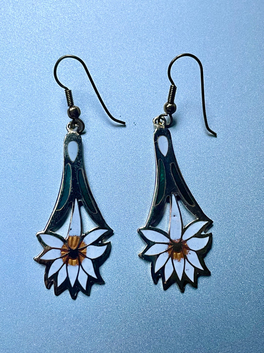 Cloisonné-Ohrringe mit weißer Blüte im Art-déco-Stil