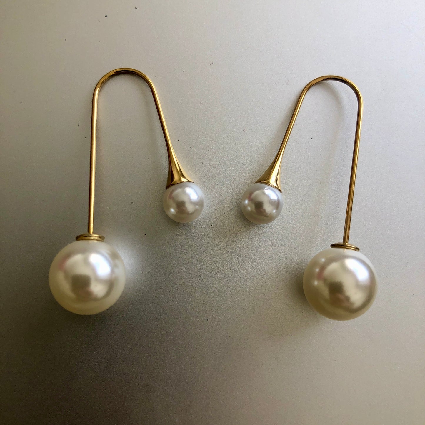 B - Pearl Curve Earrings