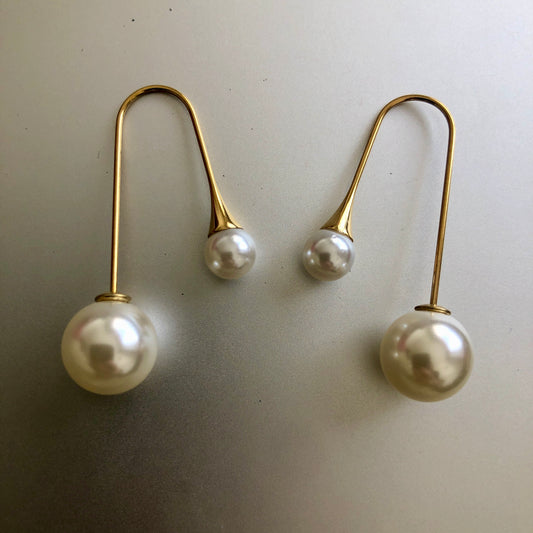 B - Pearl Curve Earrings