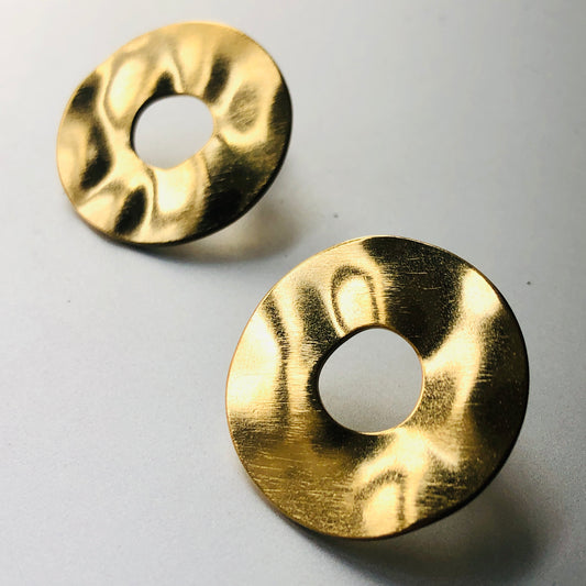 Aurora Disc Studs – goldfarbene Ohrstecker in offener Scheibenform
